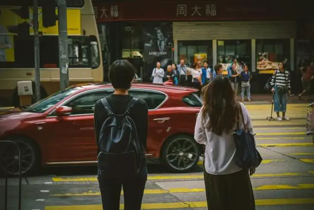 老年人打篮球时应如何进行适当的力量训练?_1